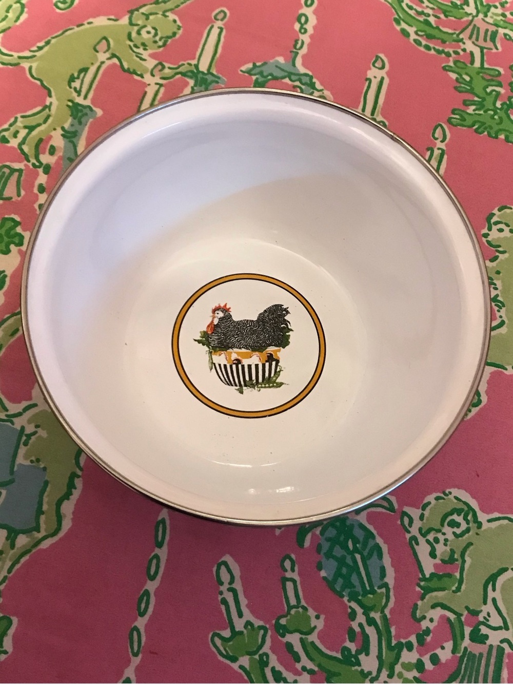 THE GOLDEN RABBIT ENAMELWARE HEN ON NEST AND SWEET PEAS BOWL